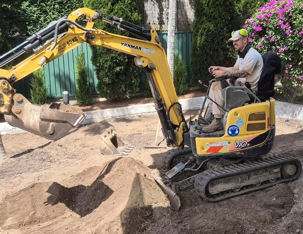 Andoni operando una mini-excavadora