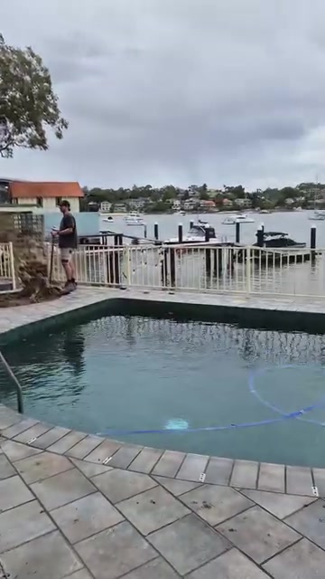 Mantención de piscina frente al agua