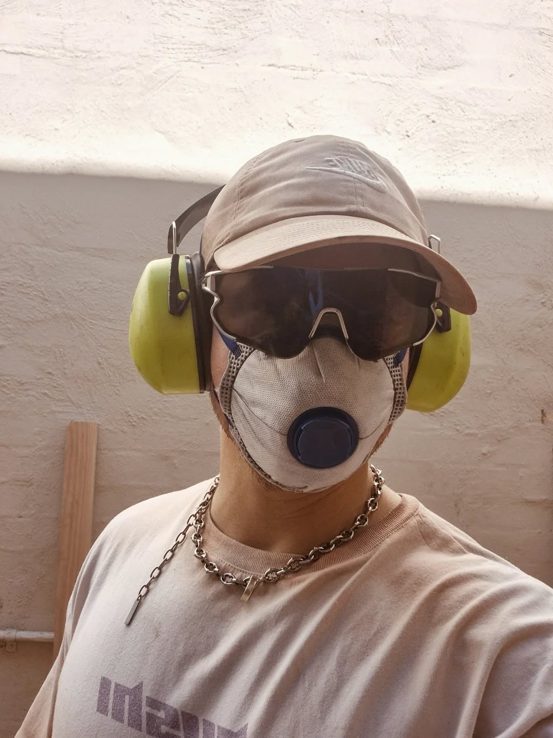 Andoni equipado con mascarilla y protección auditiva y ocular